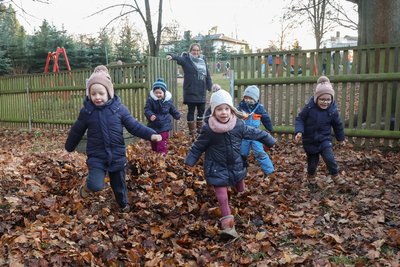 Durch eine kleine Pforte können die Kinder der Heinrichsorter Kita vom Spielplatz direkt in den Wald wechseln, hinten Kita-Leiterin Franziska Bernhardt.