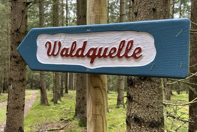 Ein neuer Wegweiser zur Waldquelle in Raun.