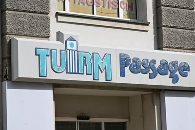 Blick auf einen Eingang in die Turmpassage.