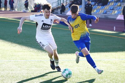 Quentin Schubert (rechts), hier im Zweikampf mit dem Syrauer Tobias Eichhorn, hat mit dem VfB Annaberg einen weiteren Sieg gefeiert.
