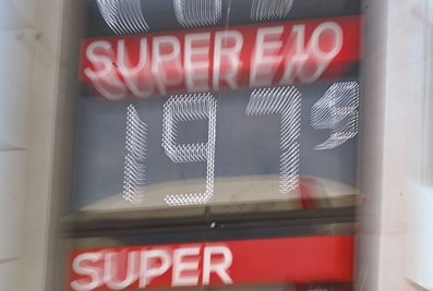 Am Montagvormittag fiel der Preis für E10 an vielen Tankstellen unter 2 Euro. (Archivbild)