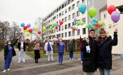 Kristina Groß und Yves Langhammer sind stolze Eltern. Ihre Lene kam sieben Wochen zu zeitig auf die Welt. Stellvertretend für alle Frühchen, die in den vergangenen zwölf Monaten in Aue geboren wurden, ließen sie am Dienstag mit Ärzten und Pflegekräften 41 bunte Luftballons steigen. 