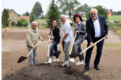 Den feierlichen Spatenstich für die Neugestaltung des Dorfplatzes in Pechtelsgrün vollzogen Erhard Gropp, Birgit Habermann, Stephan Hösl, Andrea Jedzig und Volker Bachmann (von links).