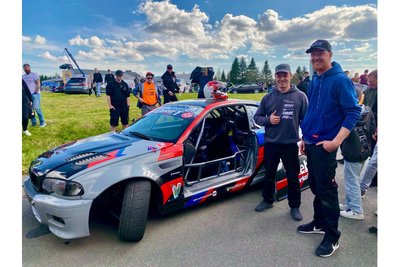 Die Brüder Maxi (l.) und Peter Grimm heizten dem Publikum ein. Mit ihren BMW nehmen sie an der deutschen Drift-Meisterschaft teil.