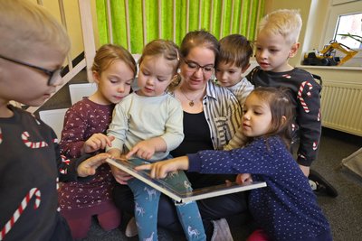 Kita-Leiterin Franziska Bernhardt mit Kindern in einem Gruppenraum: Die Atmosphäre ist hier familiär.