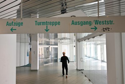 Eine Person läuft durch die verlassen wirkende Turmpassage in Limbach-Oberfrohna. Bald sollen die letzten Mieter das Objekt verlassen.