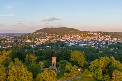 Der Blick vom Schreckenberg über Annaberg-Buchholz in Richtung Pöhlberg. Würden Windräder in Sichtweite eine Gefahr für den Welterbe-Titel bedeuten?