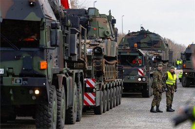 In Niedersachsen wurden dieser Tage bereits Militärfahrzeuge der US-Armee für "Defender-Europe 2020" auf Schwerlasttransporter der Bundeswehr verladen