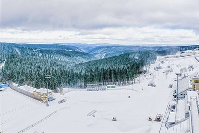 Die Rennsteig-Arena wurde für die Weltmeisterschaften modernisiert und erweitert. Oberhof erwartet zum zweiten Mal nach 2004 die Fans aus aller Welt am Grenzadler. 