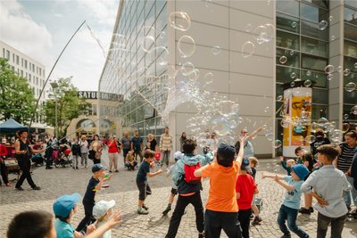 Riesenseifenblasen wird es beim Kinderfest „Charlie" am 18. Mai auch wieder geben. Parallel dazu findet in der City auch die Jobmesse „mach was! Neues" statt.