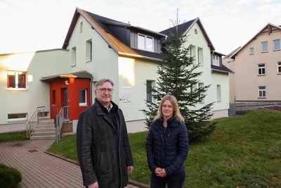 Gerd Gräfe, Geschäftsführer des DRK-Kreisverbands, und Elternvertreterin Tina Falk vor dem „Zwergenhaus am Wald“.