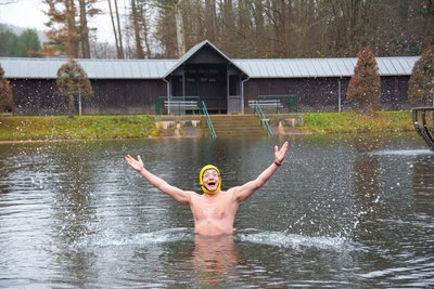 Der Weg führt direkt durchs Naturbad in Bad Elster. Komiker Wigald Boning sprang auch schon im Winterhalbjahr rein.
