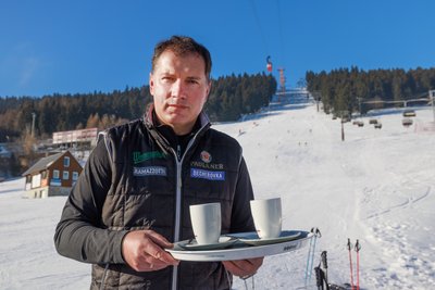 Ronny Meyer arbeitet an der Schirmbar. 