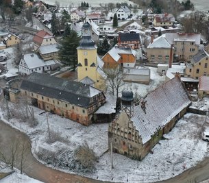 Das Nonnenwohnhaus (links) und das Priorhaus in Frankenhausen verfallen zusehends. Beide Gebäude sind Kulturdenkmale. 