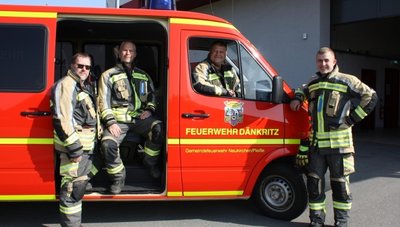 Das Team um das neue Fahrzeug: (von links) Jörg Staude (ehemaliger stellvertretender Wehrleiter), Jens Ettlinger (neuer stellvertretender Wehrleiter), Enrico Hilbig (Wehrleiter) und Leon Schmidel. 