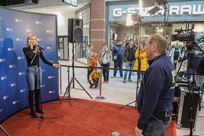 Die 23-jährige Studentin Maria Nachsel während des Rollenspiels mit Ufa-Casting-Leiter Otto Nitschke.