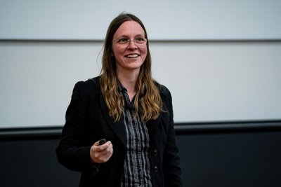 Lisa Sauermann ist seit 2023 Professorin an der Universität Bonn und arbeitet dort wissenschaftlich im Bereich der Kombinatorik.