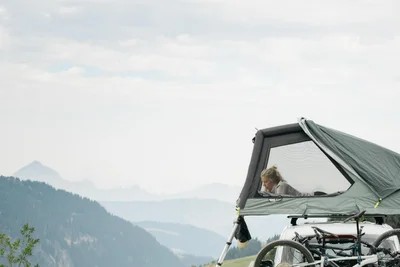 Campertraum: Am Morgen das Dachzelt öffnen und den Blick ins Weite genießen.