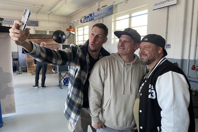 Namen sich Zeit für ihre Fans: „Maui“ (l.) und „Charly“ von den Tuningprofis.