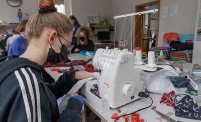 Nach Computern und Robotern haben nun Nähmaschinen Einzug gehalten im Lokallabor der Alten Brauerei in Annaberg-Buchholz. Das neueste Experimentierfeld: nachhaltiger Umgang mit der eigenen Kleidung. Luna hat dabei Stoffreste zu einem Beutel verarbeitet. 