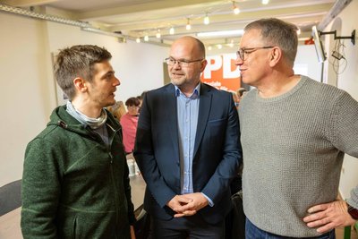 Die mittelsächsischen SPD-Politiker Alexander Geißler, Mario Lorenz und Ralf Walper im Gespräch nach der Landratswahl am 26. Januar 2025.