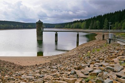 Die Dürre hat den Pegel der Talsperre Cranzahl im Erzgebirge im vorigen Jahr deutlich sinken lassen.