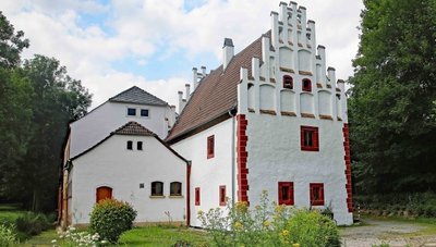 Die Klosterschule und das angrenzende Witwenhaus sind dagegen wieder ein Hingucker. 