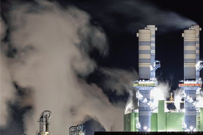 Dampf steigt aus Industrieschornsteinen des Industriepark Höchst auf. Der Ausstoß von CO soll in der EU künftig deutlich teurer werden. Der Ausstoß von CO soll in der EU künftig deutlich teurer werden.