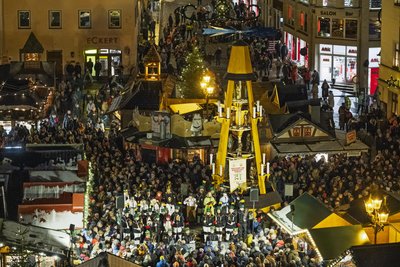 Der Annaberger Weihnachtsmarkt zieht jedes Jahr Tausende Besucher an. Einige wurden am Mittwoch von einem betrunkenen Mann belästigt.