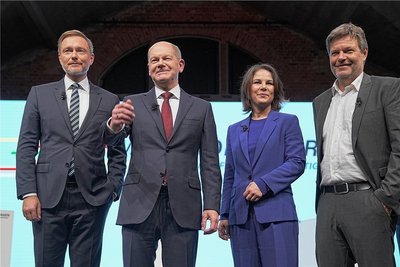 Sie haben erst zueinanderfinden müssen. Das betonen sie alle miteinander (von links): Christian Lindner, Parteivorsitzender der FDP, Olaf Scholz, SPD, designierter Bundeskanzler, sowie Annalena Baerbock und Robert Habeck, Bundesvorsitzende von Bündnis 90/Die Grünen. 