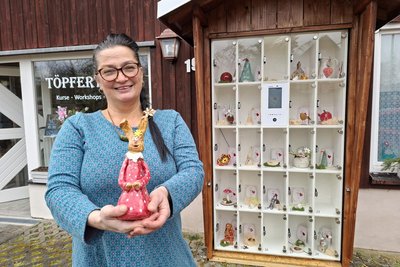 Nancy Ehnert bietet in ihrer Verkaufsbox auch Osterkeramik an.