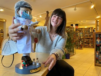 Jenny Löschner mit dem Nussknacker "Covid-19-Fighter" im Nuss- knackermuseum.