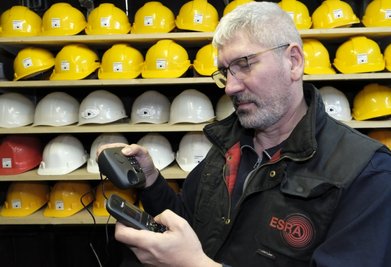 Landtagsabgeordneter Stephan Hösl hat die Telefonanlage im Besucherbergwerk Alaunwerk Mühlwand repariert. 