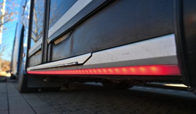 Neu: An den insgesamt vier Türen sind LED-Leuchtstreifen in Rot und Grün angebracht. Sie signalisieren, wo Fahrgäste ein- und aussteigen sollen.