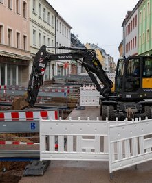 Großbaustelle in der Rochlitzer Straße: Die Geschäfte sind für Monate nur fußläufig zu erreichen. 