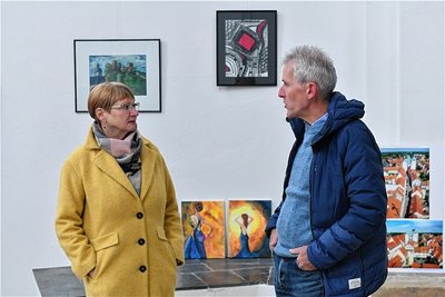 In der Petrikirche Freiberg ist eine Ausstellung mit Kunstwerken für Jaden zu sehen. Jana Pinka und Stefan Benkert organisieren die Spendenaktion. 