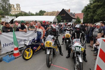 Nah dran waren die Besucher beim „Bergbrennen“ in Franken.