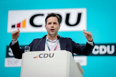 Der Junge-Union-Chef Johannes Winkel will Beamte in die Rentenreform einbeziehen. (Archivbild)