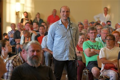 Peter Fitzek – hier am Mikrofon bei einem Bürgerforum in der Oberschule Halsbrücke – will auf dem Lehngut einen Ableger seines „Königreichs Deutschland“ einrichten.