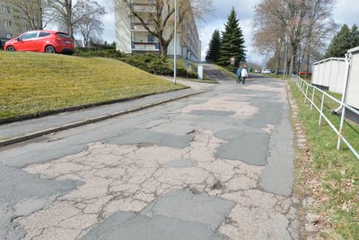 Ein alter Flickenteppich: Die Straße Ring der Einheit in Brand-Erbisdorf soll ab Ende April gebaut werden.