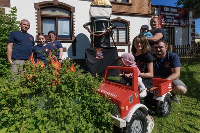Zwei feuerwehrverrückte Familien: Maik Bauer mit Jasmin und Anja Römer sowie Lotta, Lia, Luca, Lysan und Aron Burkert (v. l.).