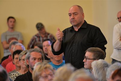 Torsten Fischer hat auf dem Bürgerforum Gründe für den Verkauf seines Hofes genannt. Ihm sei wichtig, dass die landwirtschaftliche Tradition der Familie weitergeführt werde.