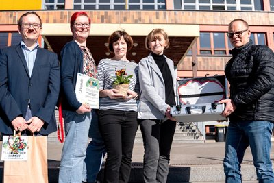 Andrea Pötzscher (2. v. r.) übergab in Eppendorf an Schulleiter Martin Weinke (l.) die Auszeichnungsurkunde sowie ein Präsent.