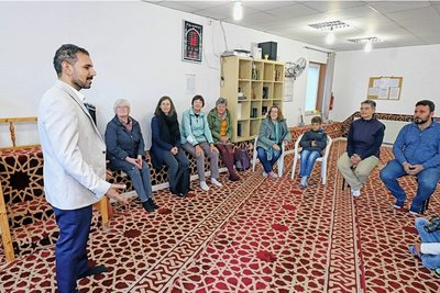 Hamada Abdelaziz erklärt den Besuchern der Moschee die Abläufe und Aktivitäten innerhalb des Gebetsraumes. 