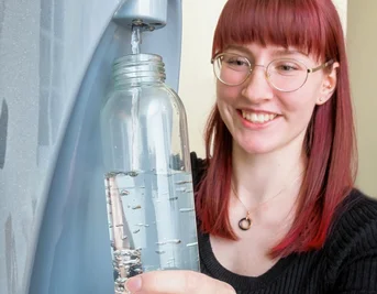 Das kostenfreie Wasser (im Foto Mitarbeiterin Hilde Zimmermann) ist nur eines der Angebote an die Mitarbeiter der Grünhainichener Firma Wendt und Kühn. Es gibt etwa auch Massagen und eine Aktivpause.