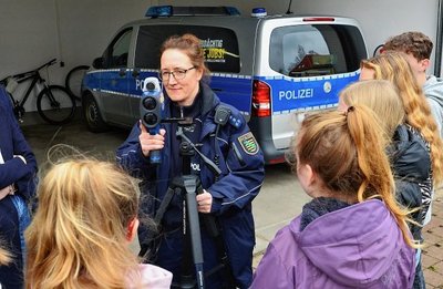 Hauptmeisterin Peggy Schröder-Bischoff erklärte bei der Woche der offenen Unternehmen 2020 im Polizeirevier Mittweida die Geschwindigkeitsmessung. 