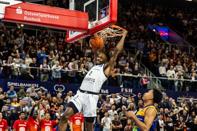 Jeff Garrett dunkt für die Niners Chemnitz im Spiel bei den Rostock Seawolves ein.
