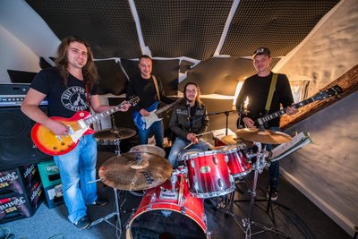 Die Band Headless Rooster aus Neuoelsnitz will die Turnhalle Mitteldorf rocken.