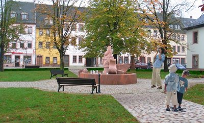 
              <p class="artikelinhalt">Der Rochlitzer Topfmarkt soll umgestaltet werden. Hinzu kommen sollen unter anderem neue Pflasterwege sowie Rabatten und Hecken. </p>
            