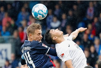 Augen zu und durch: Im Duell zweier bis dato sieglosen Mannschaften gewann die Kieler (hier Kapitän Hauke Wahl, links) gegen Erzgebirge Aue (hier Dirk Carlson) mit 3:0.